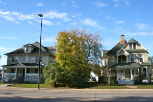 The houses occupied by Delta Zeta (left) and Alpha Xi Delta are rented from local landlords. © Kristina Bornholtz 2014
